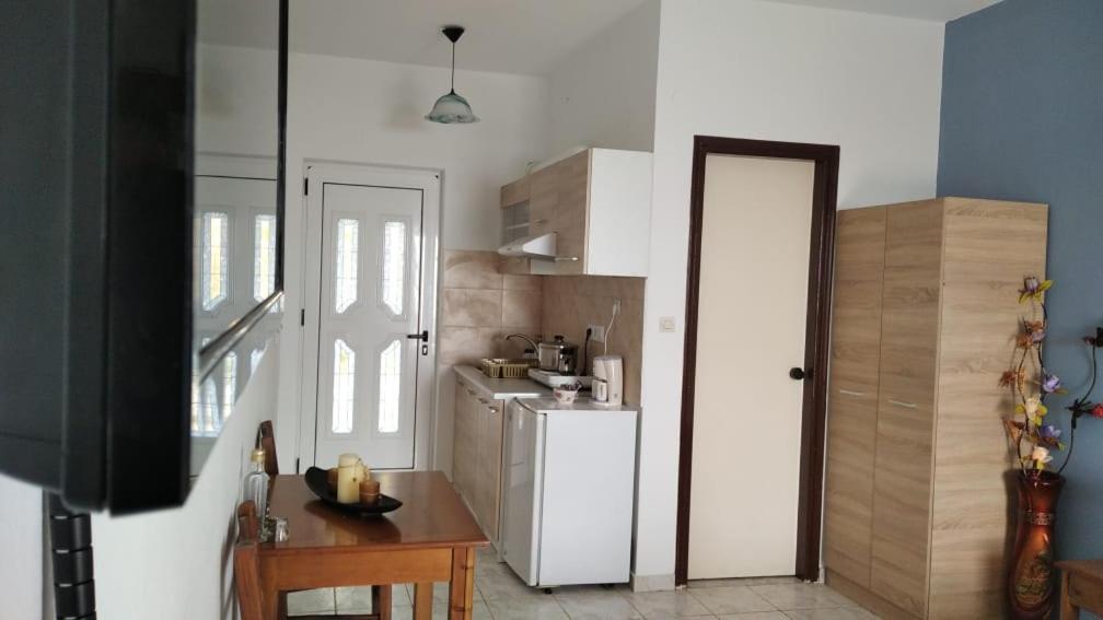 Golden Sun Apartments Родакинон Екстериор снимка