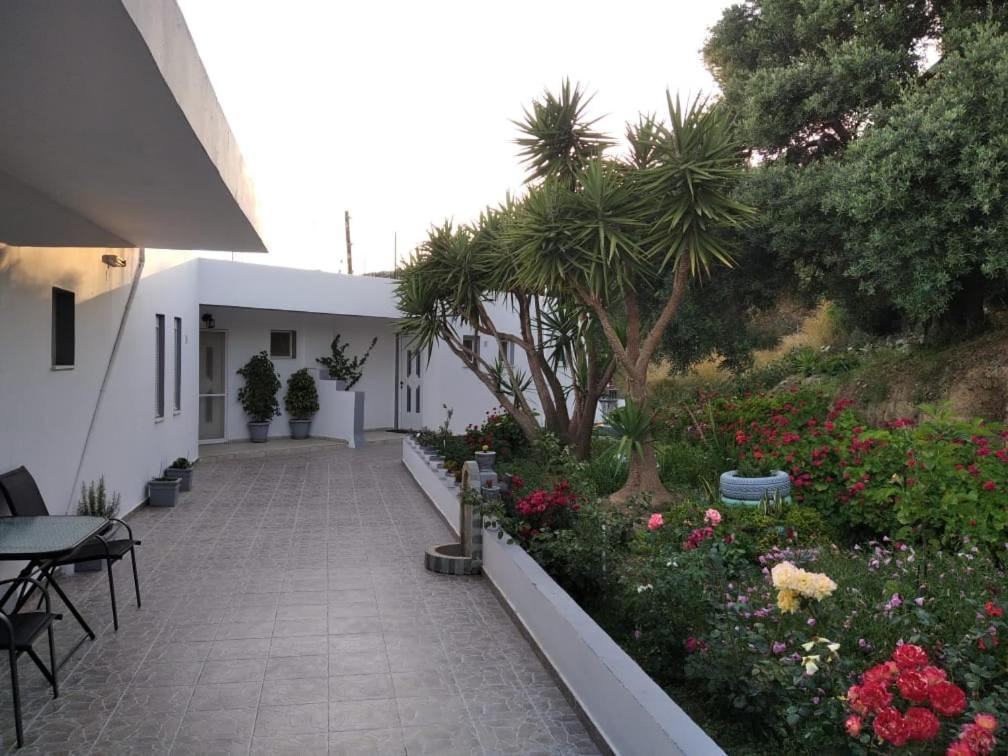Golden Sun Apartments Родакинон Екстериор снимка