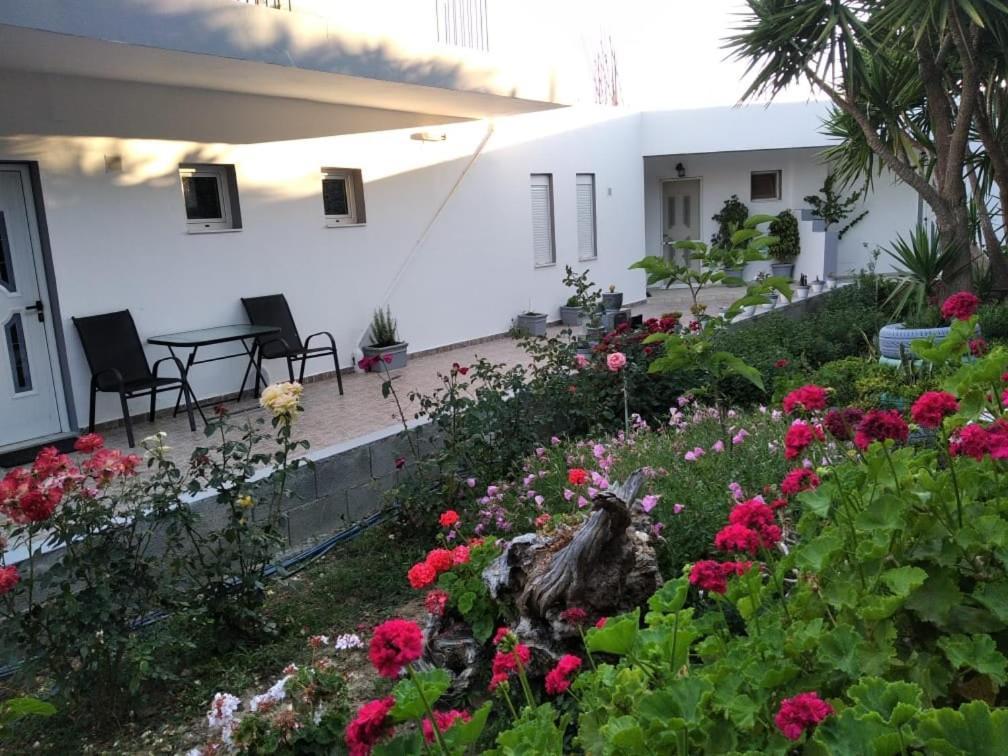 Golden Sun Apartments Родакинон Екстериор снимка