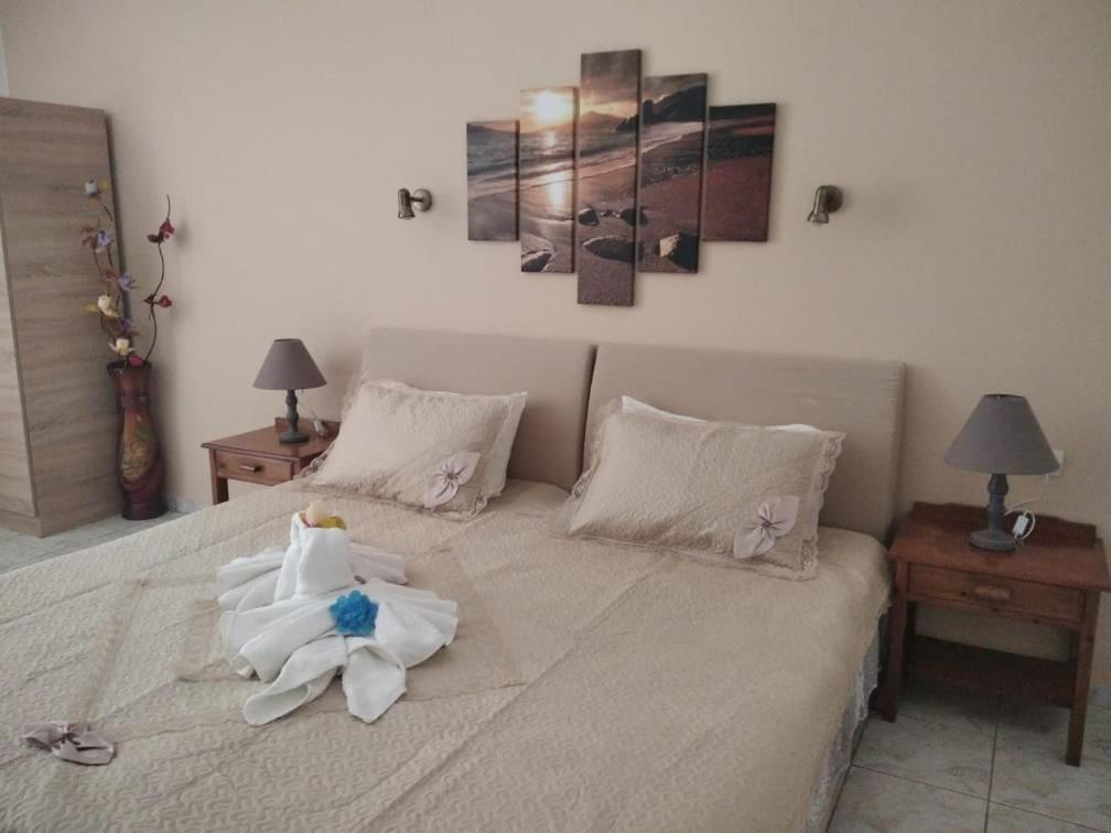 Golden Sun Apartments Родакинон Екстериор снимка