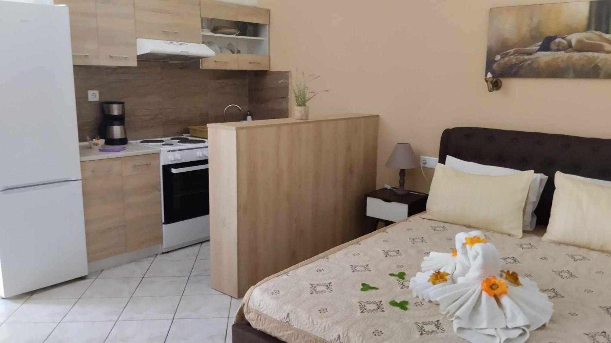 Golden Sun Apartments Родакинон Екстериор снимка