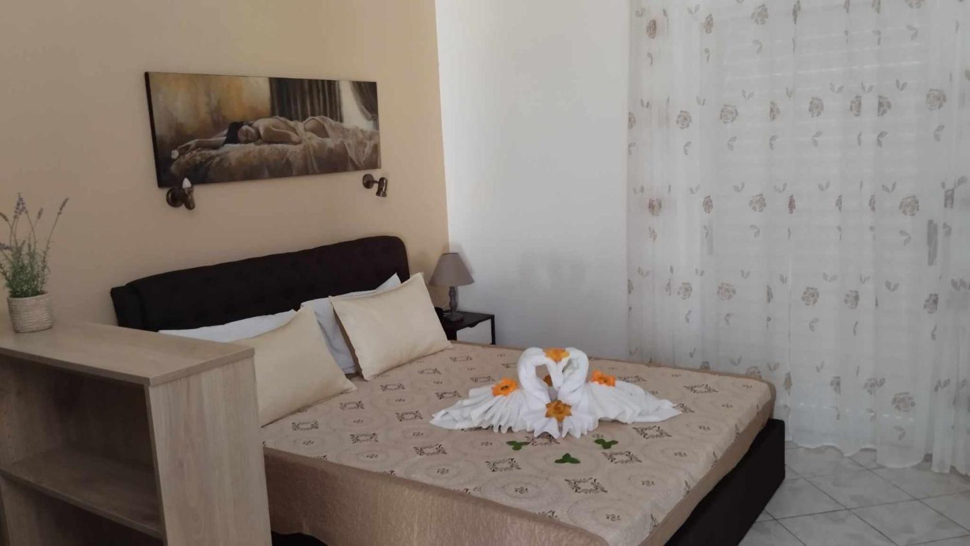 Golden Sun Apartments Родакинон Екстериор снимка