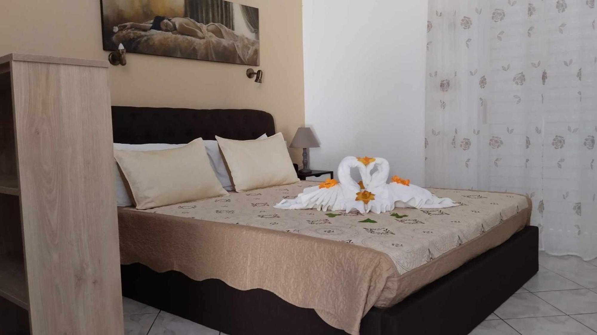 Golden Sun Apartments Родакинон Екстериор снимка