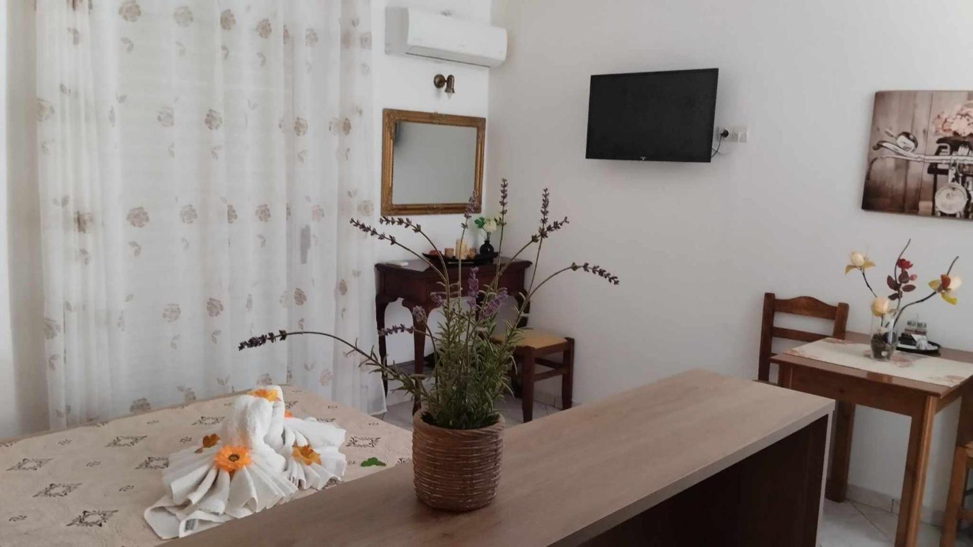 Golden Sun Apartments Родакинон Екстериор снимка