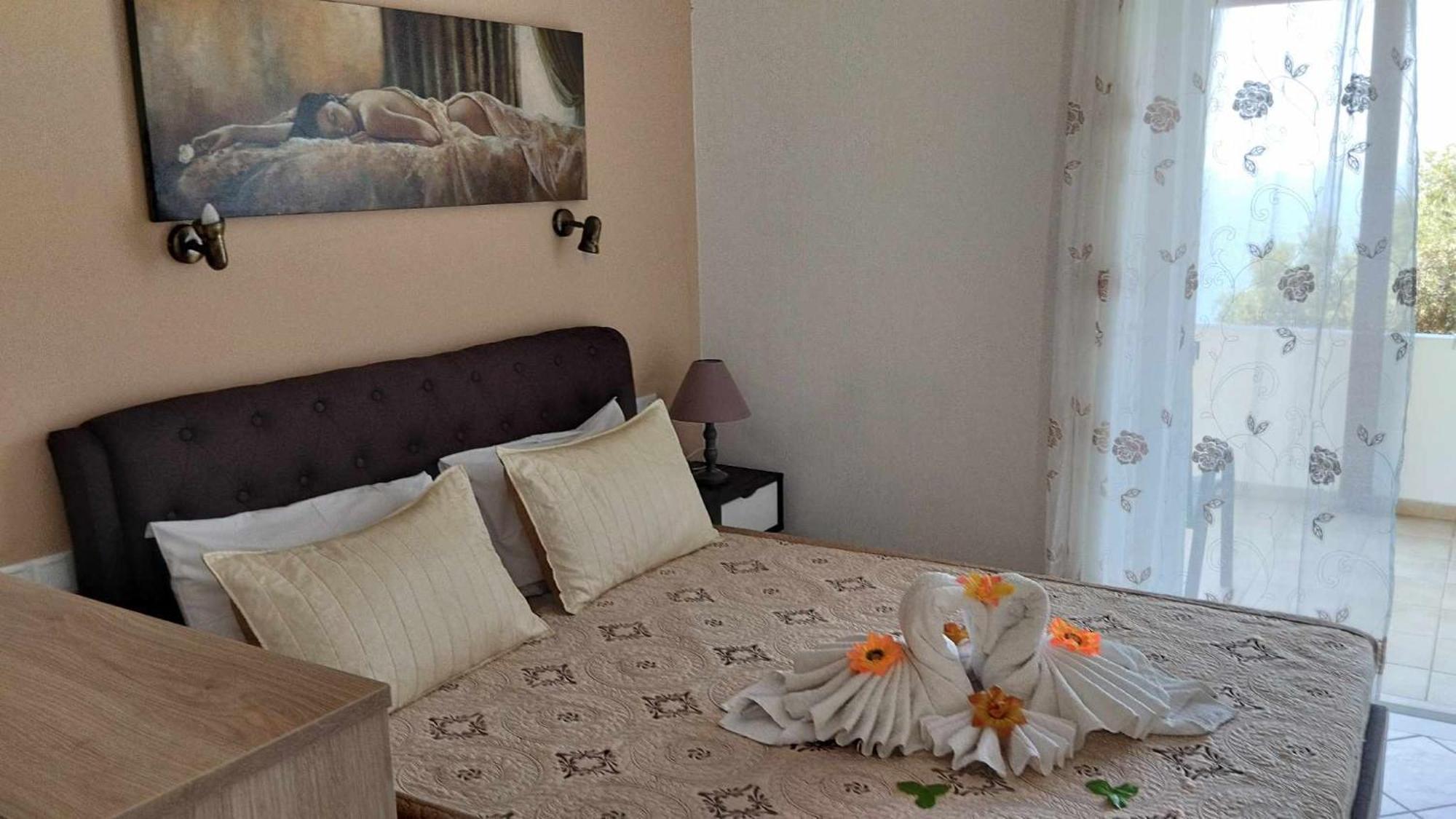 Golden Sun Apartments Родакинон Екстериор снимка